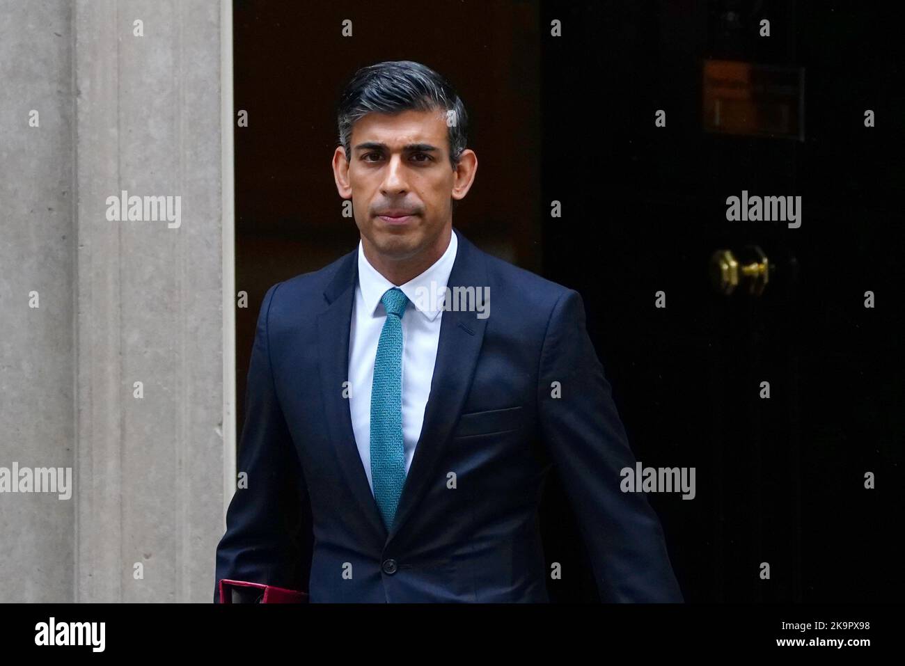 Photo du dossier en date du 26/10/22 du Premier ministre Rishi Sunak quitte le 10 Downing Street, Westminster, Londres comme le Labour va essayer de forcer le gouvernement à publier ses évaluations de la violation de sécurité de Suella Braverman, Au fur et à mesure que la réaction se fait de plus en plus violente face à son renouvellement du mandat de secrétaire à l’intérieur, six jours seulement après son départ forcé. Le Premier ministre Rishi Sunak a résisté aux demandes de lancement d'une enquête sur Mme Braverman qui enfreint le Code ministériel en partageant un document sensible avec un député Tory Backbencher à partir d'un courriel personnel sans permission. Date de publication : samedi 29 octobre 2022. Banque D'Images