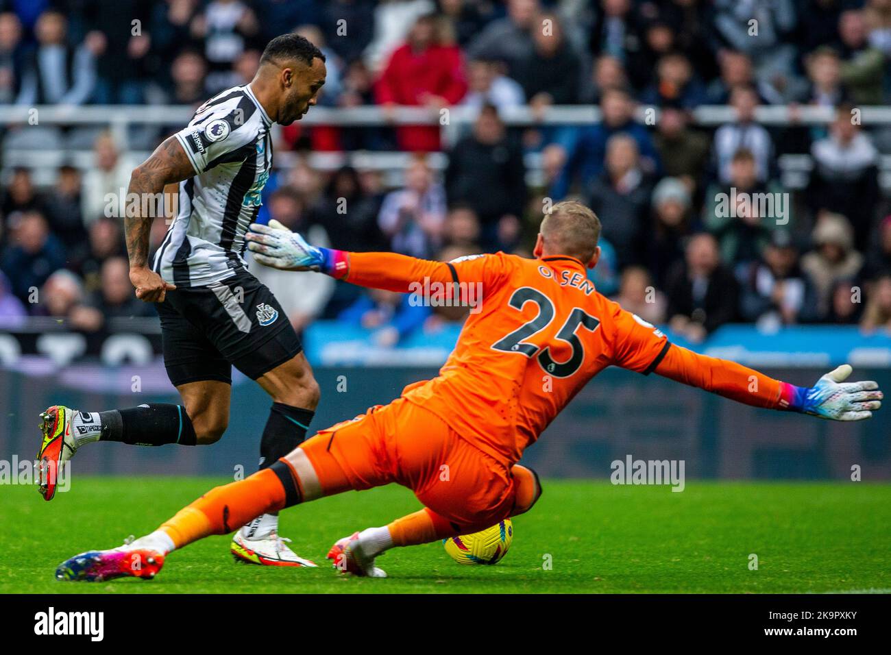 Newcastle upon Tyne, Royaume-Uni. 29th octobre 2022. St. James Park NEWCASTLE UPON TYNE, ANGLETERRE - OCTOBRE 29: Callum Wilson de Newcastle United essaie de faire le tour d'Olsen de Aston Villa pendant le match de première ligue entre Newcastle United et Aston Villa à St. James Park on 29 octobre 2022 à Newcastle upon Tyne, Royaume-Uni. (Photo de Richard Callis/MB Media/SPP) (Richard Callis/SPP) crédit: SPP Sport Press photo. /Alamy Live News Banque D'Images