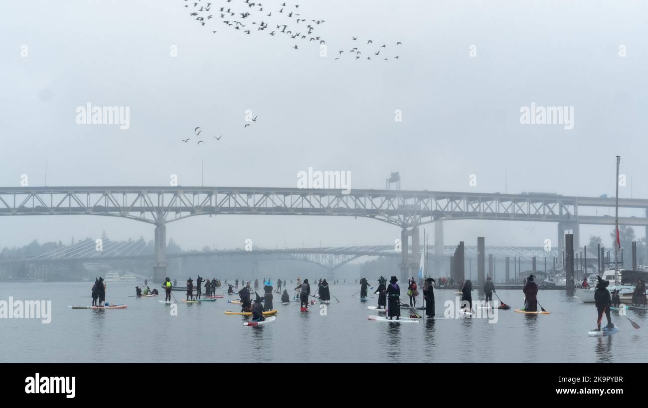 Un corbeau de sorcières sur les planches à cheval debout célèbrent Halloween à Portland, Oregon. Banque D'Images