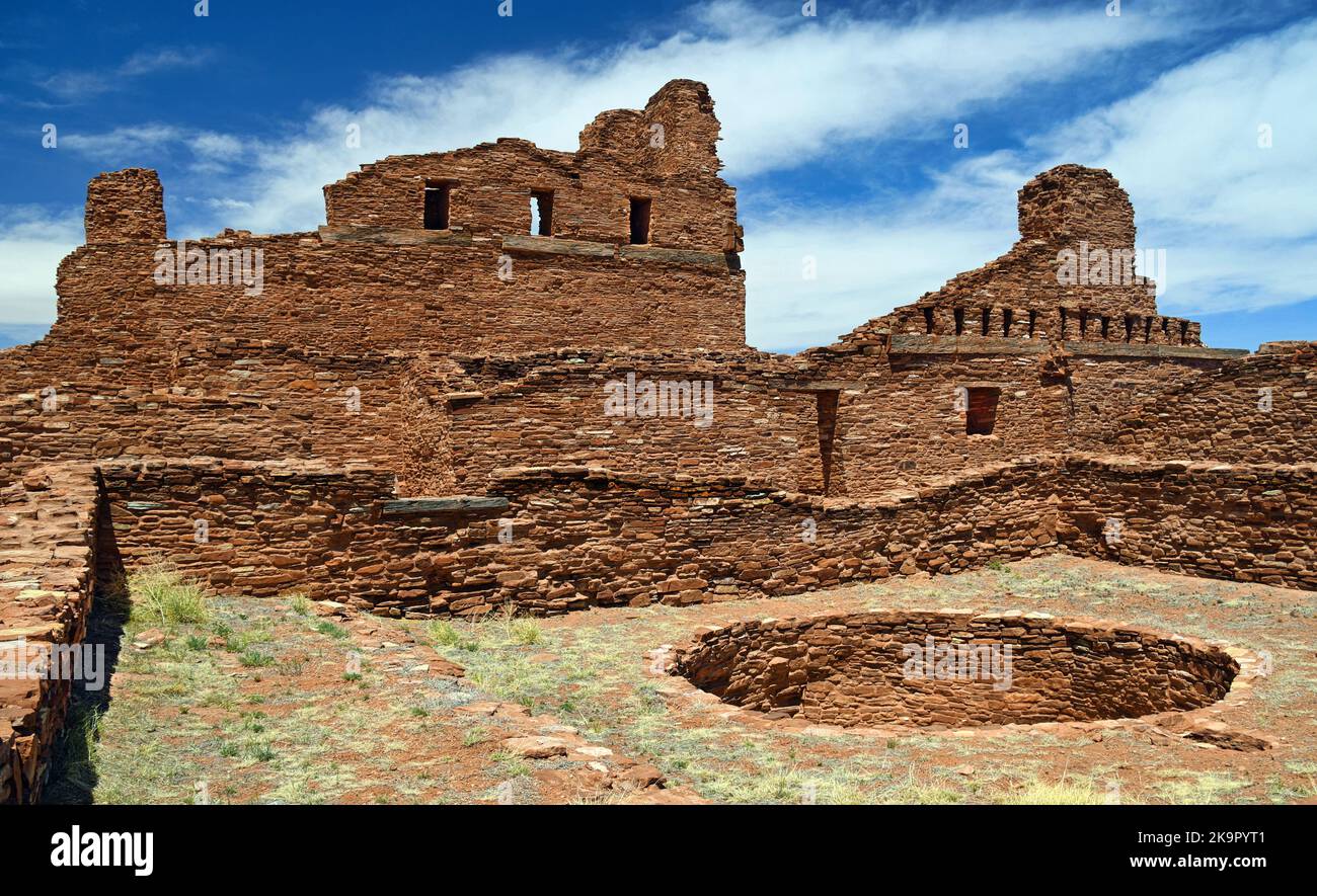 Mission San Gregorio de Abo ruines de construit en 1629 par des missionnaires espagnols au Nouveau-Mexique avec 17 pieds de Pueblo Indian Kiva en premier plan. Banque D'Images