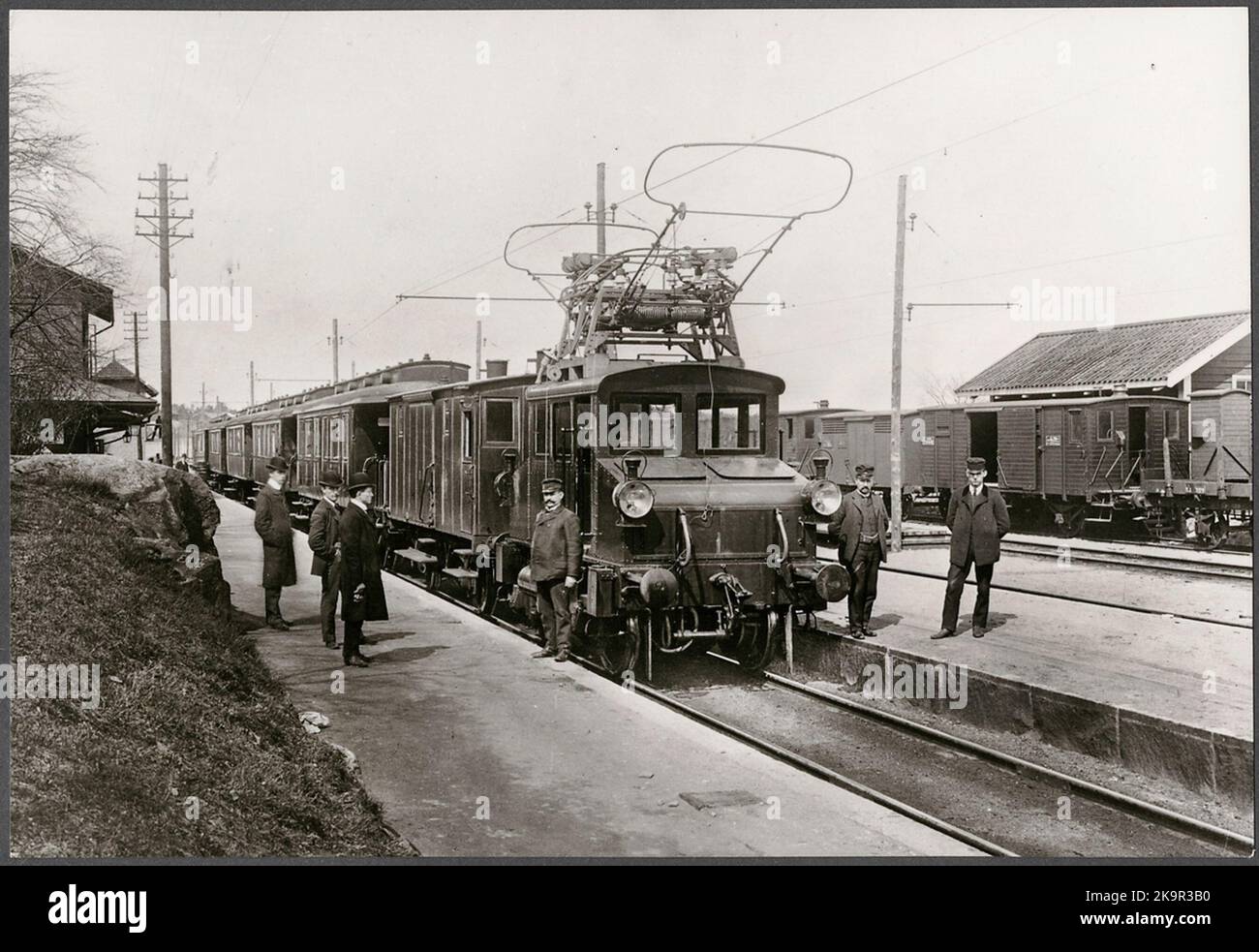 LOK # 1 sur la section de test pour l'opération expérimentale électrique à Järva Station.M fabricant Westinghouse Electric & Manufacturing Co à Pittsburg, Etats-Unis. Le modèle était une locomotive à deux axes avec châssis en fonte selon la norme américaine pour les locomotives à courant direct plus petites. À l'arbre d'entraînement par un pignon d'un côté. Banque D'Images