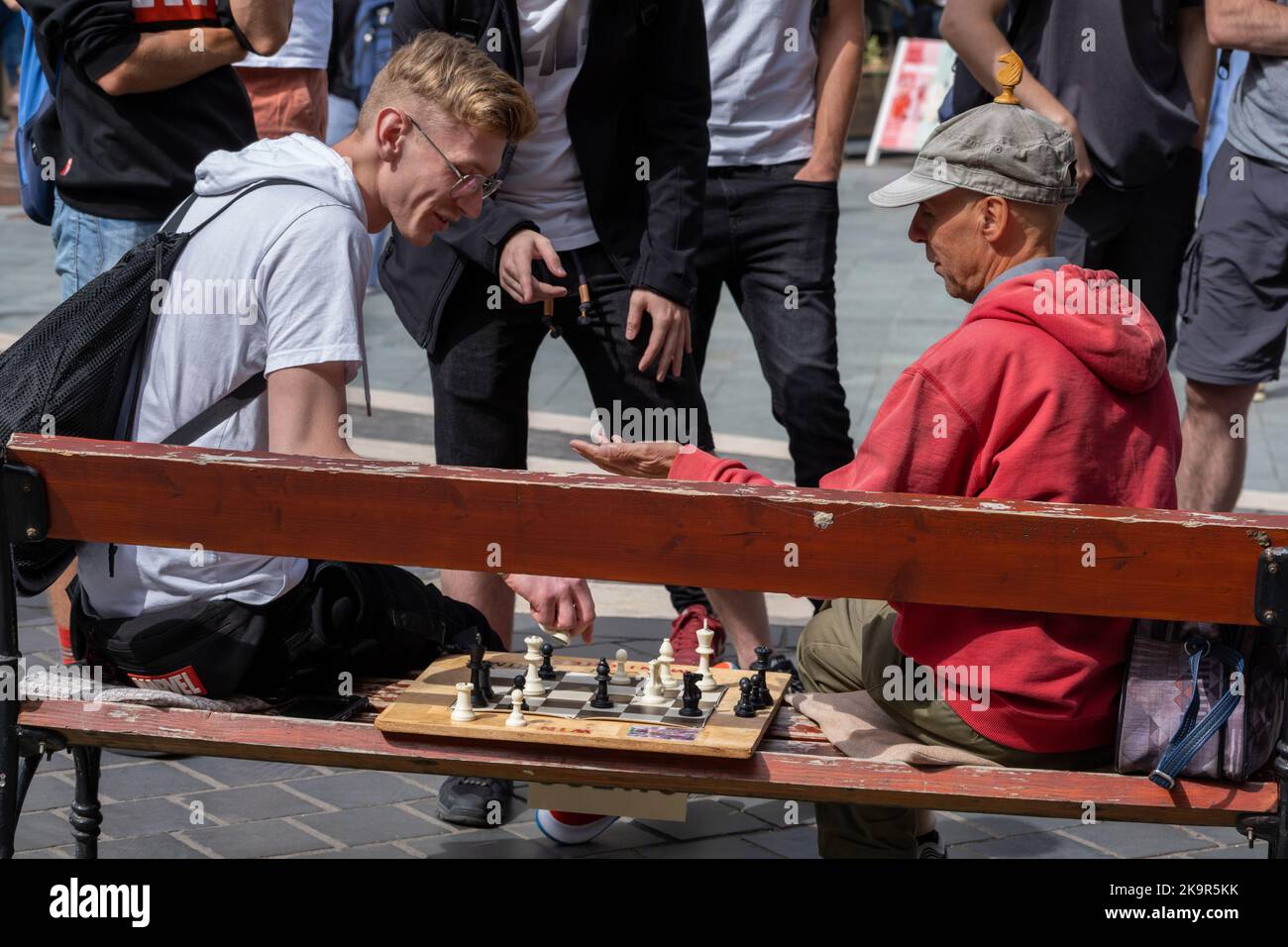 Budapest, Hongrie - 2 septembre 2022 : deux hommes jouant aux échecs Banque D'Images