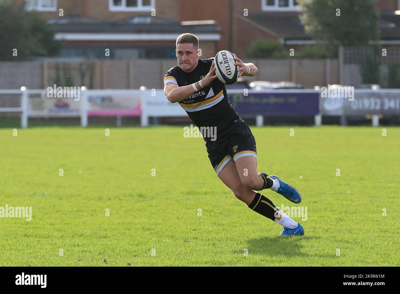 Myles Rawstron-Rudd d'Esher Rugby en action lors du match de la Ligue nationale anglaise 1 entre Esher et Cendrillon à Molesey Road, Hersham, Royaume-Uni, le 29 octobre 2022. Photo de Carlton Myrie. Utilisation éditoriale uniquement, licence requise pour une utilisation commerciale. Aucune utilisation dans les Paris, les jeux ou les publications d'un seul club/ligue/joueur. Crédit : UK Sports pics Ltd/Alay Live News Banque D'Images