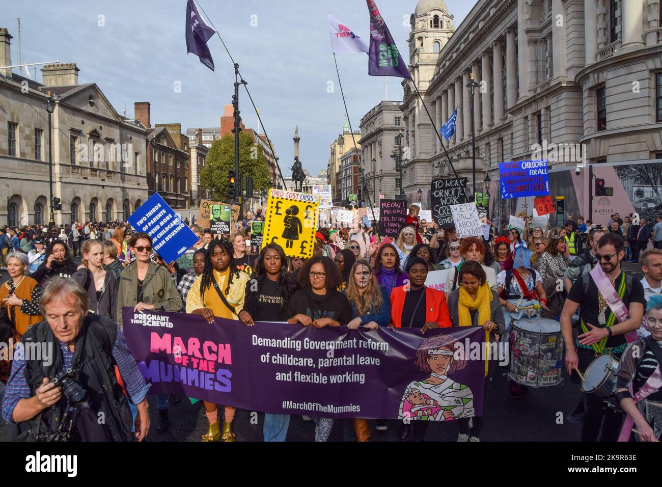 Londres, Royaume-Uni. 29th octobre 2022. Les manifestants défilant avec une bannière « la voûte des momies » à Whitehall pendant la manifestation. Les parents et les enfants, nombreux sont ceux qui portaient des costumes, ont défilé de Trafalgar Square à Parliament Square pour exiger un service de garde d'enfants abordable, un travail flexible et un congé parental correctement payé pendant le thème d'Halloween « la moustache des momies ». Crédit : SOPA Images Limited/Alamy Live News Banque D'Images