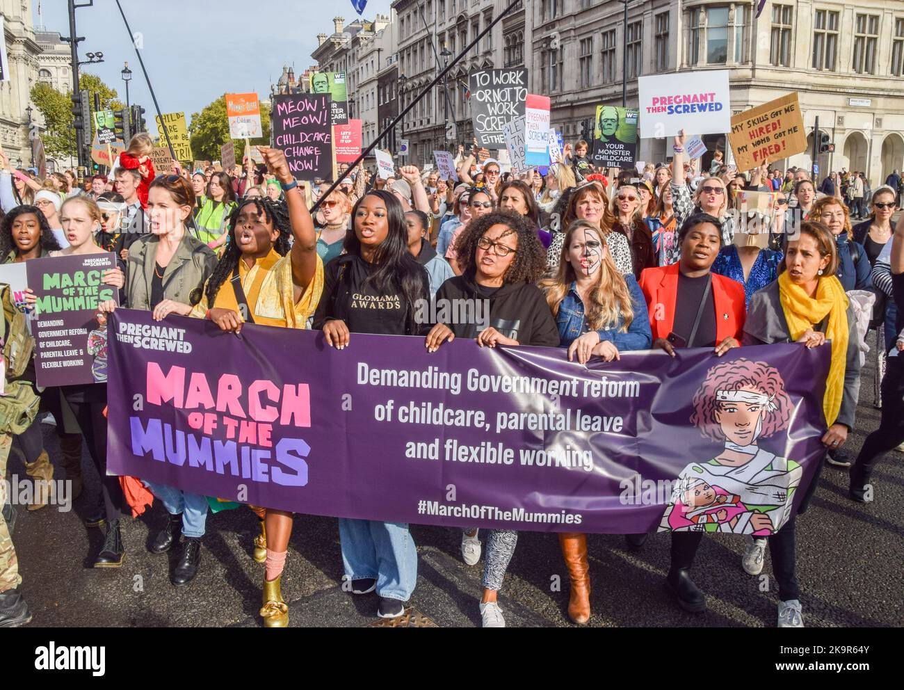 Londres, Royaume-Uni. 29th octobre 2022. Les manifestants défilant sur la place du Parlement avec une bannière « la voûte des momies » pendant la manifestation. Les parents et les enfants, nombreux sont ceux qui portaient des costumes, ont défilé de Trafalgar Square à Parliament Square pour exiger un service de garde d'enfants abordable, un travail flexible et un congé parental correctement payé pendant le thème d'Halloween « la moustache des momies ». Crédit : SOPA Images Limited/Alamy Live News Banque D'Images