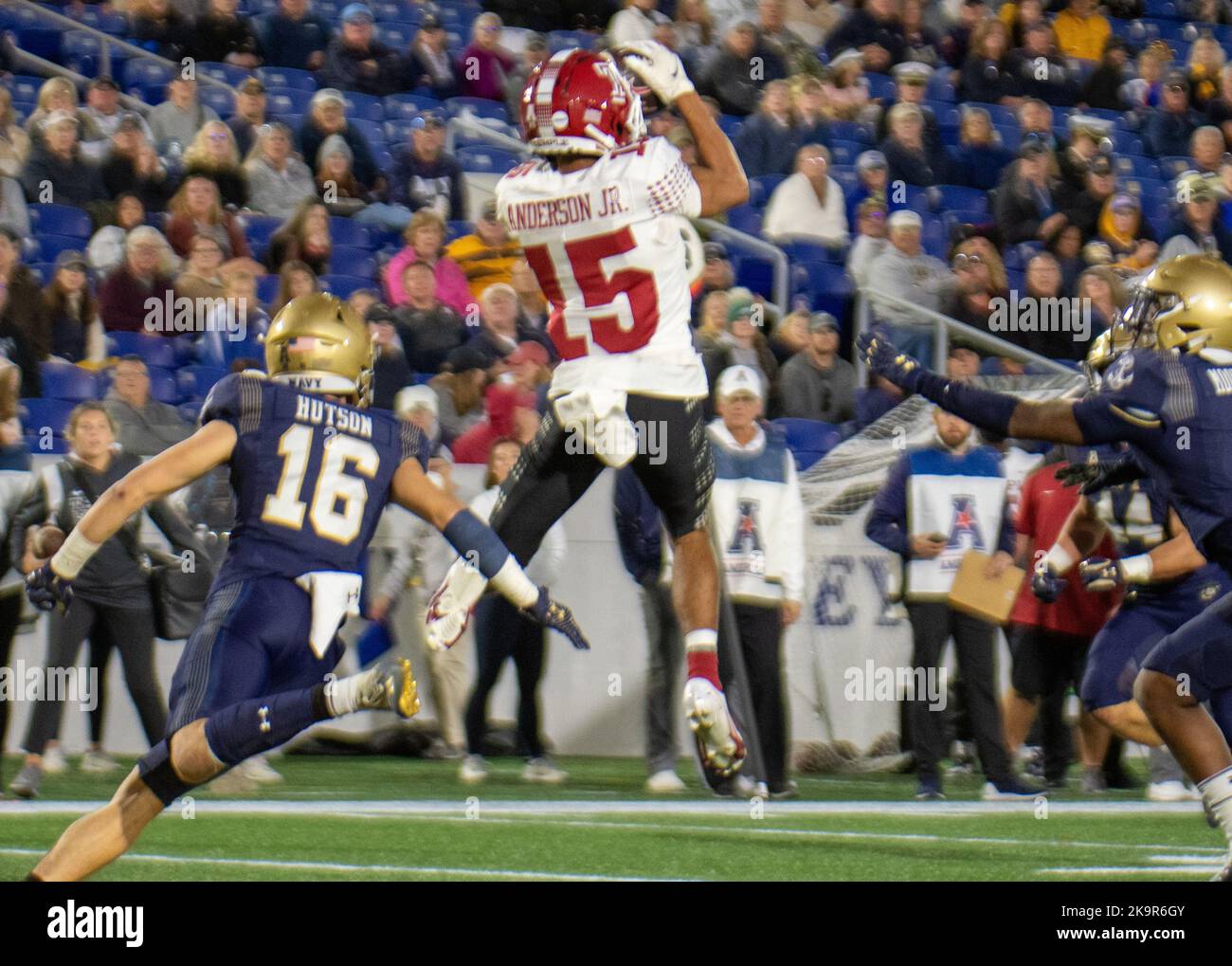 Annapolis, Maryland, États-Unis. 29th octobre 2022. Le récepteur de Temple AMAD ANDERSON JR (15, au centre) saisit un touchdown devant Joe HUTSON (16, à gauche) dans le match de football de la Marine contre le Temple dans le stade commémoratif du corps des Marines de la Marine à Annapolis, Maryland, sur 29 octobre 2022. (Credit image: © Kai Dambach/ZUMA Press Wire) Credit: ZUMA Press, Inc./Alamy Live News Banque D'Images