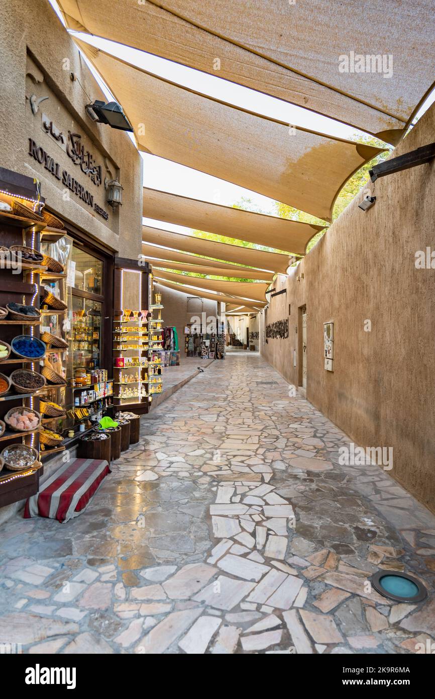 Dubaï, Émirats Arabes Unis - octobre 2022 : vue sur la rue Al Seef Dubai. Al Seef est une promenade au bord de l'eau avec un riche patrimoine et des zones contemporaines pour les touristes Banque D'Images