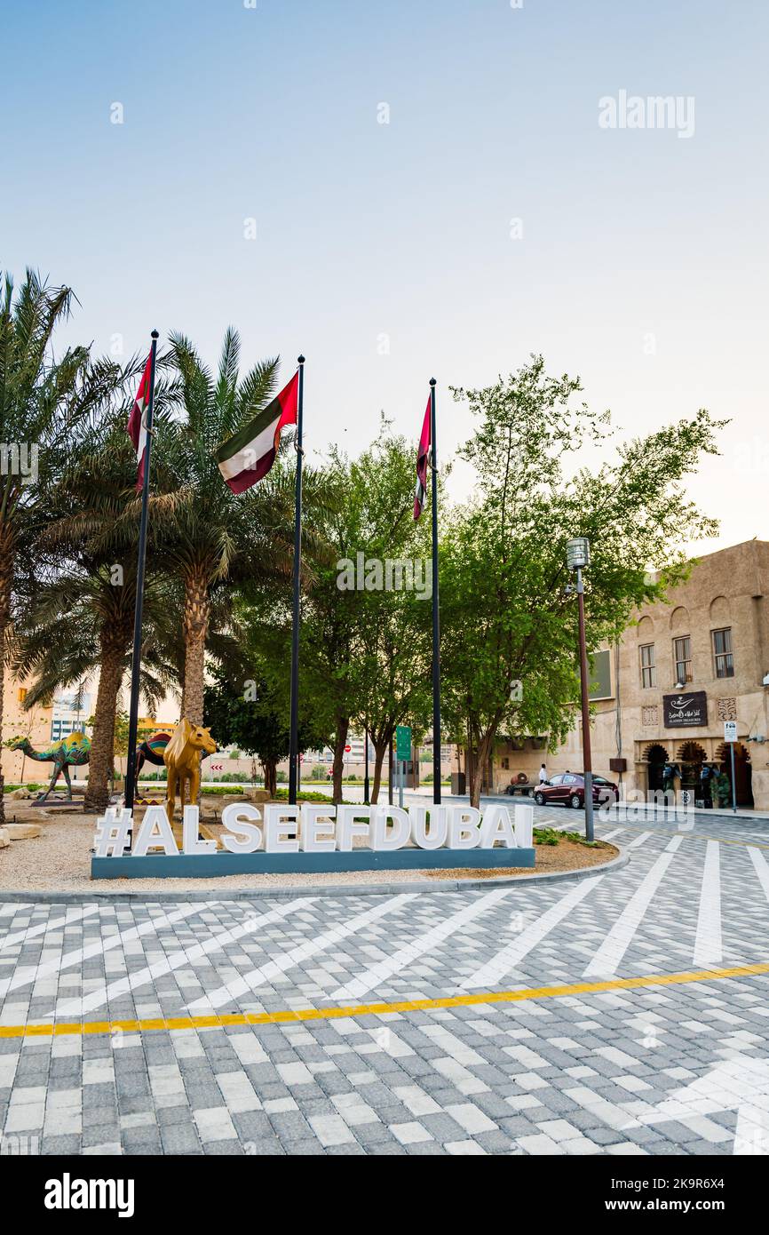 Dubaï, Émirats Arabes Unis - octobre 2022 : vue sur la rue Al Seef Dubai. Al Seef est une promenade au bord de l'eau avec un riche patrimoine et des zones contemporaines pour les touristes Banque D'Images