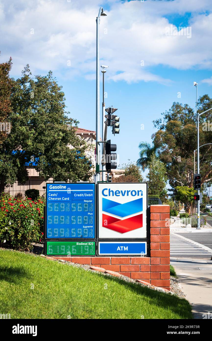 Claremont, CA – 23 octobre 2022 : Chevron Corporation est une multinationale américaine de l'énergie. Le deuxième descendant direct le plus important de Standard Oi Banque D'Images