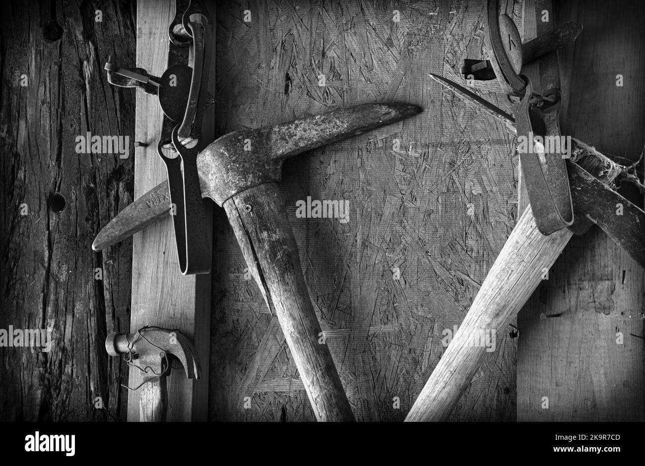 Ancien mur d'outils de ferme en noir et blanc Banque D'Images
