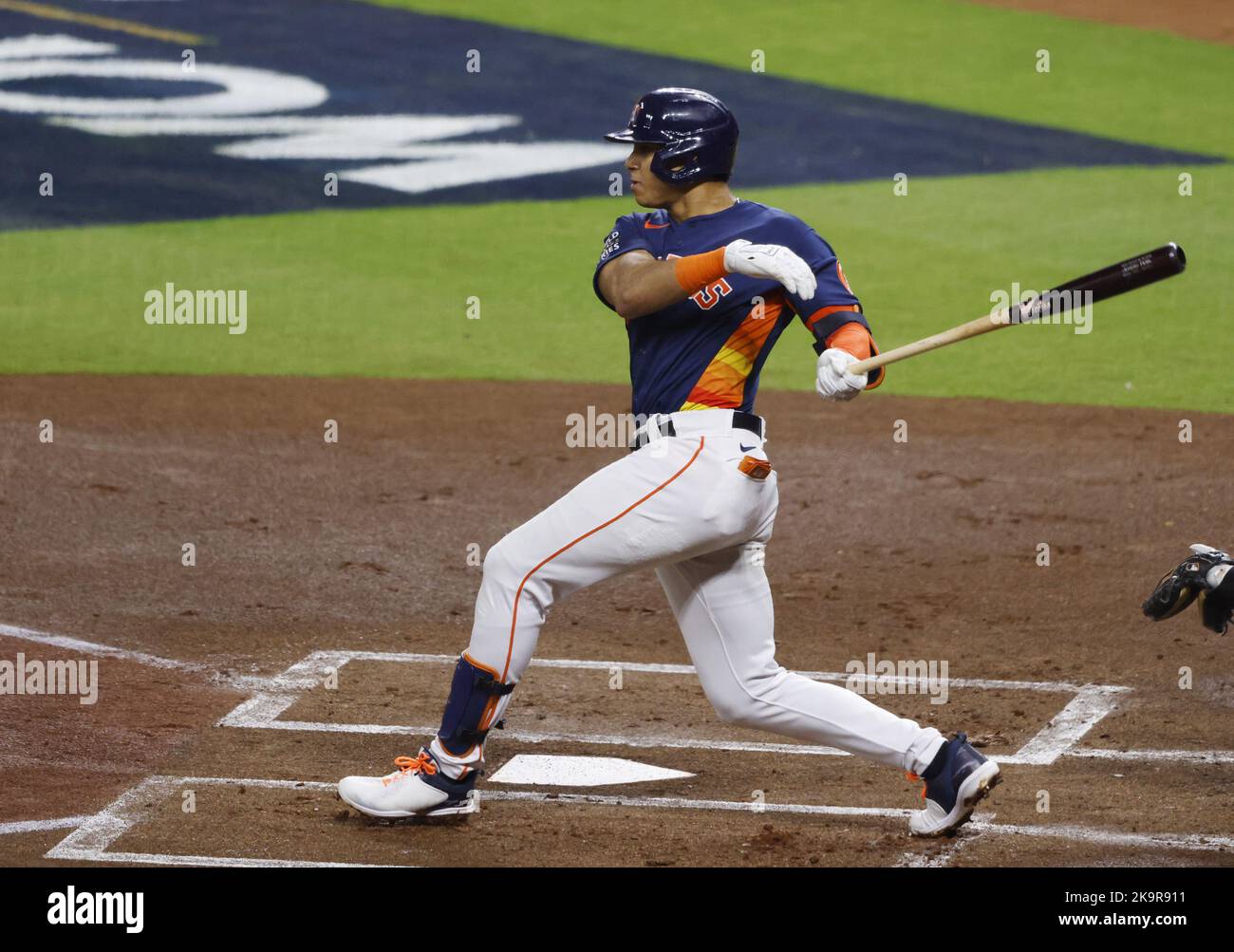 Houston, États-Unis. 29th octobre 2022. Les Astros de Houston Jeremy Pena frappe un double rbi dans le premier repas contre les Phillies de Philadelphie dans le deuxième jeu de la série mondiale de 2022 à minute Maid Park à Houston samedi, 29 octobre 2022. Photo de John Angelillo/UPI. Crédit : UPI/Alay Live News Banque D'Images