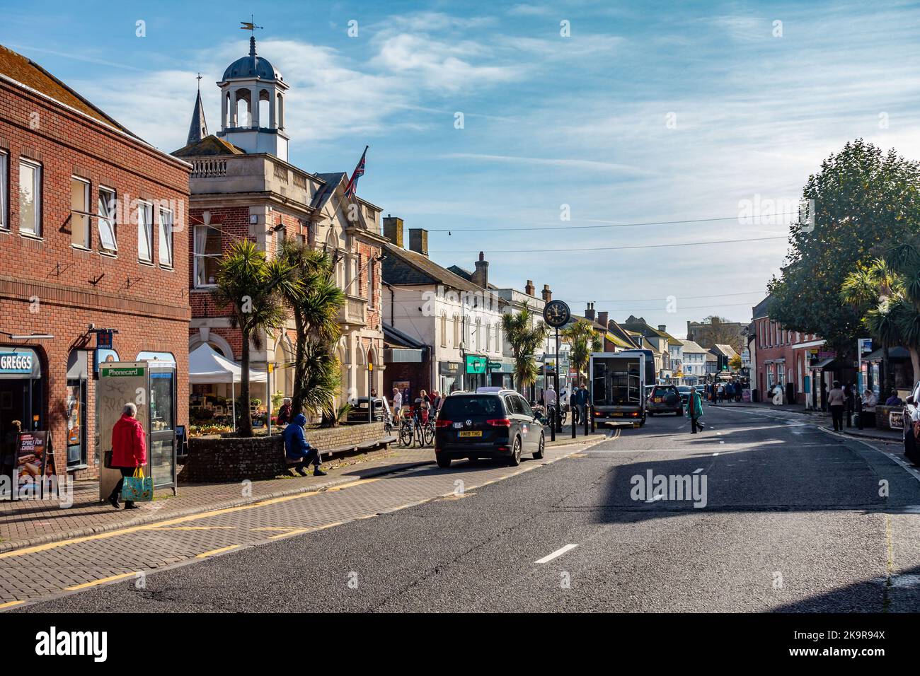 Une vue sur High Street à Christchurch, Dorset, Royaume-Uni avec l'ancien hôtel de ville et sa coupole se faisant remarquer comme un point de repère local. Banque D'Images