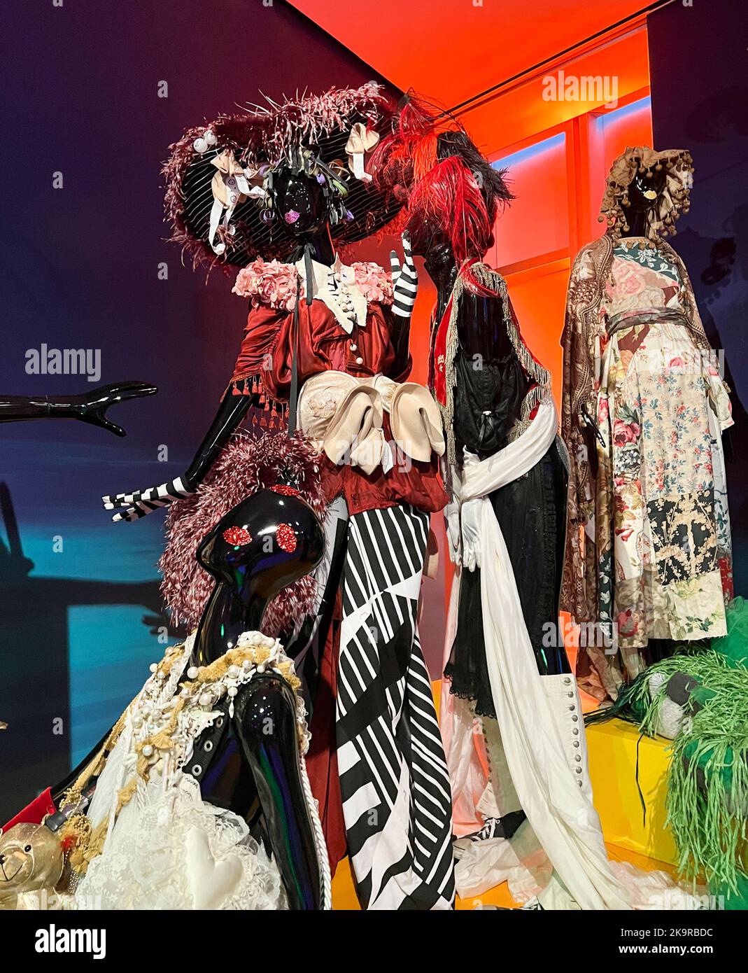 10/29/2022 New York City Queer Maximalisme x machine Dazzle exposition de l'artiste créateur de genre Matthew Flower au Musée des Arts et du Design de New York samedi, 29 octobre 2022. Photo de Jennifer Graylock-Alamy 917-519-7666 crédit : Jennifer Graylock/Alamy Live News Banque D'Images