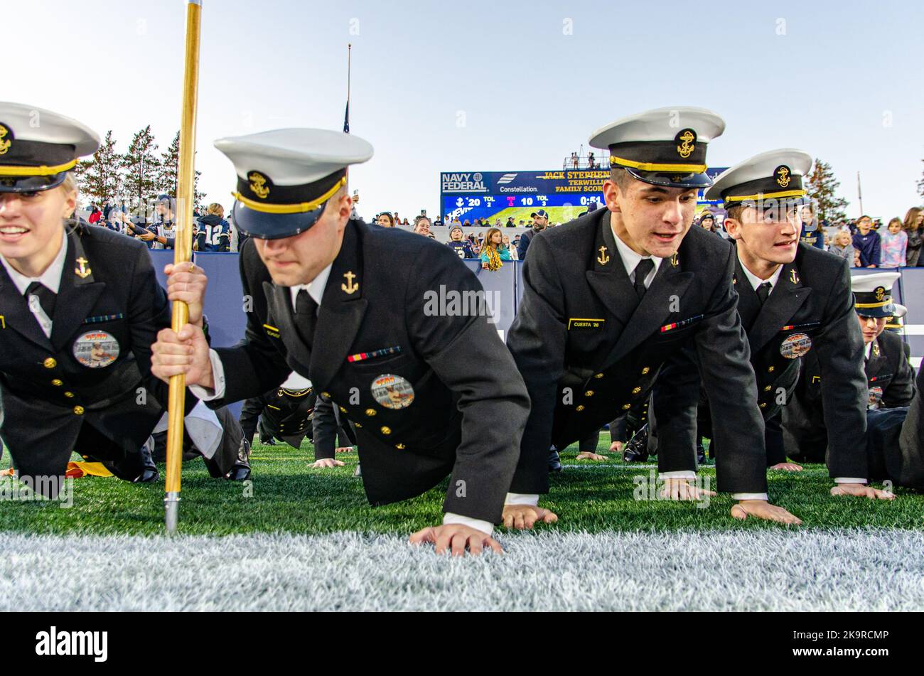 30 octobre 2022, Annapolis, Maryland, Etats-Unis: Les midshipmen de l'Académie navale font des poussettes après que leur école a marqué dans la Marine vs. Le match de football du Temple dans le Navy-Marine corps Memorial Stadium à Annapolis, Maryland sur 29 octobre 2022. (Credit image: © Kai Dambach/ZUMA Press Wire) Credit: ZUMA Press, Inc./Alamy Live News Banque D'Images