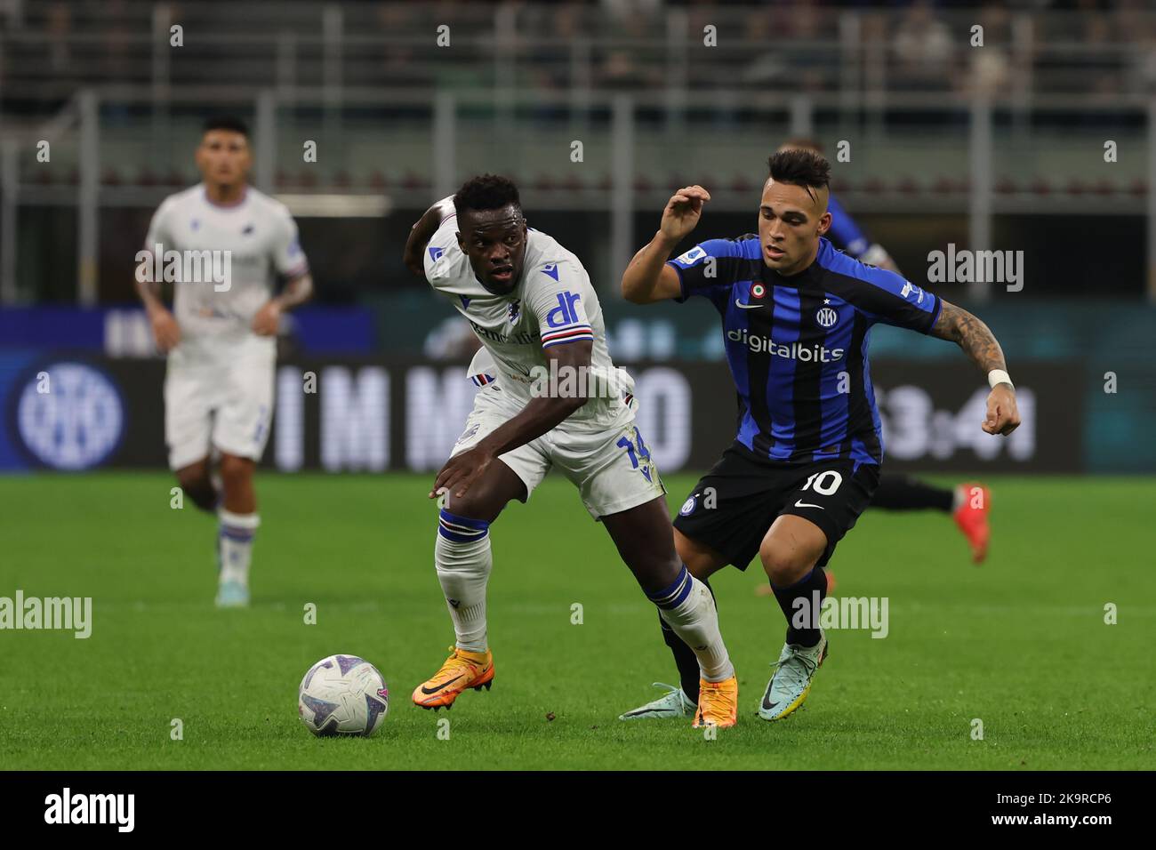 Lautaro Martinez de FC Internazionale concurrence pour le ballon avec Ronaldo Vieira de UC Sampdoria pendant la série Un match de football 2022/23 entre FC Internazionale et UC Sampdoria au stade Giuseppe Meazza, Milan, Italie sur 29 octobre 2022 Credit: Live Media Publishing Group/Alay Live News Banque D'Images