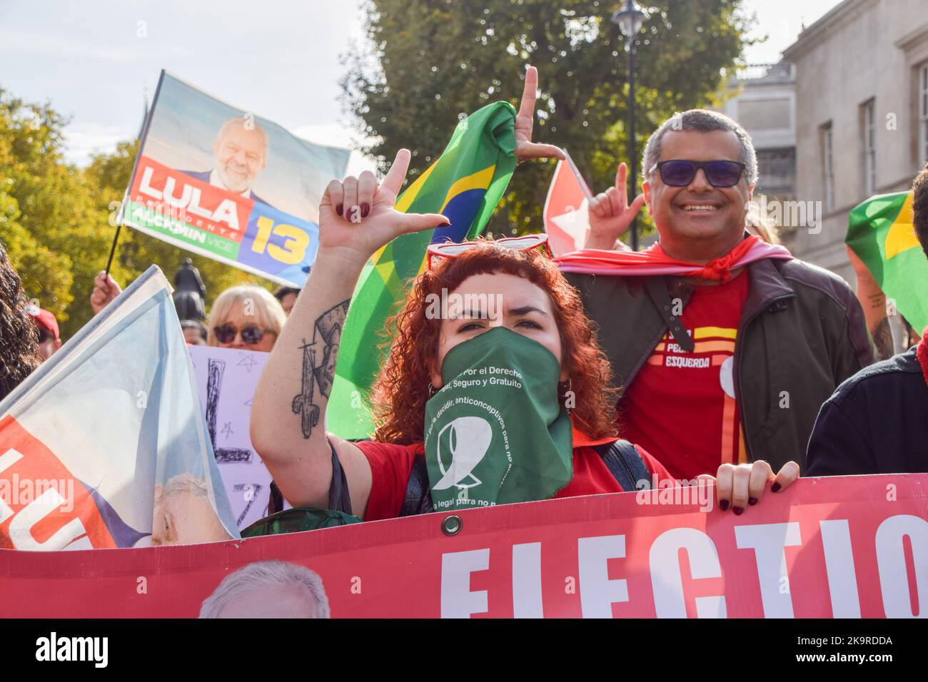 29 octobre 2022, Londres, Angleterre, Royaume-Uni: Un partisan de Lula tient un mouvement de pouce et de doigt dans Whitehall. Des Brésiliens et des partisans britanniques ont défilé dans le centre de Londres à l'ambassade du Brésil pour soutenir Lula (Luiz Inacio Lula da Silva), qui se présente contre Jair Bolsonaro aux élections présidentielles au Brésil. (Credit image: © Vuk Valcic/ZUMA Press Wire) Credit: ZUMA Press, Inc./Alamy Live News Banque D'Images