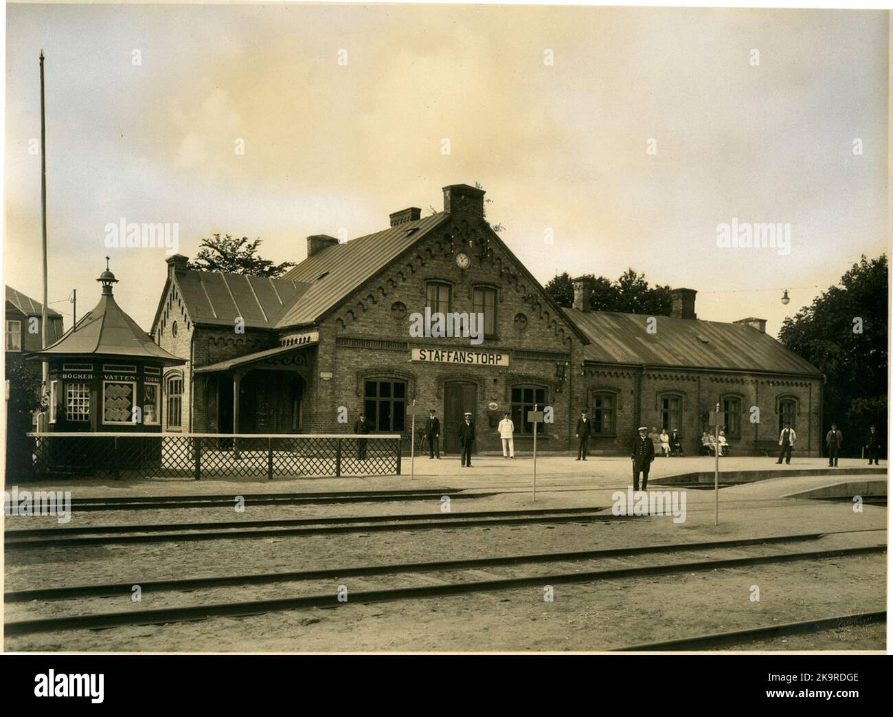 La station de Staffanstorp après la reconstruction. Lund-Trelleborg Railway, LTJ. En 1875, la voie a été ouverte à la circulation. Appartenait à Lund-Trelleborg Railway, LTJ entre 1875 et 1919. 1919 -1940 appartenait au Landskrona-Lund-Trelleborg Railway, LLTJ. Le cours a été nationalisé en 1940 et fermé en 1960. Banque D'Images