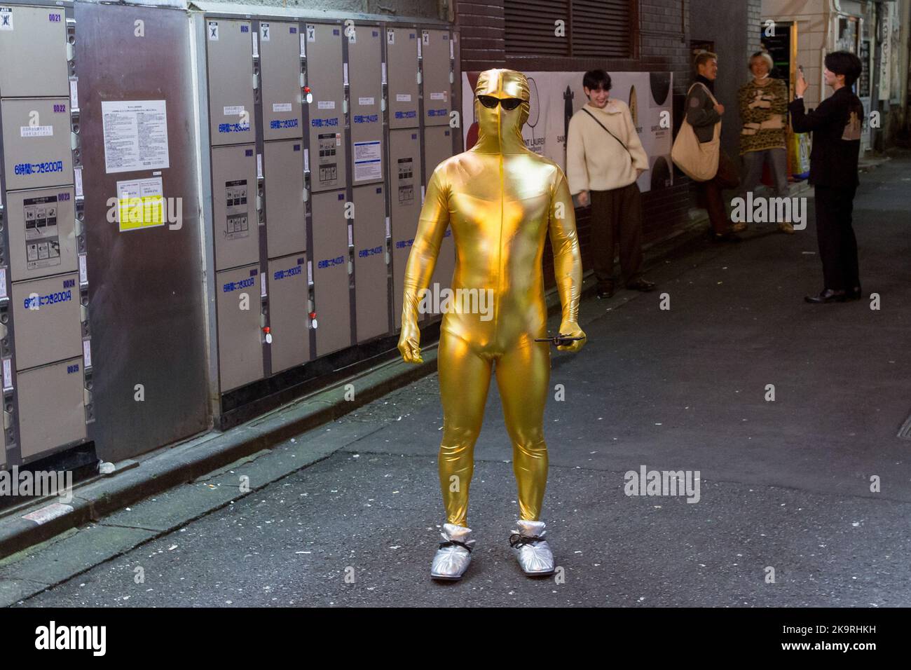 Tokyo, Japon. 28th octobre 2022. Un homme vêtu d'un bas de Noël doré et de lunettes de soleil se tient dans la rue pendant que les gens aiment Halloween à Shibuya. Après plusieurs années de coronavirus et de restrictions de comportement anti-social, les célèbres fêtes d'Halloween de Shibuya semblent récupérer une partie de leur énergie, bien qu'une forte présence policière et de sécurité et l'interdiction de boire de l'alcool dans la rue soient utilisés pour limiter les excès des événements précédents. Crédit : SOPA Images Limited/Alamy Live News Banque D'Images