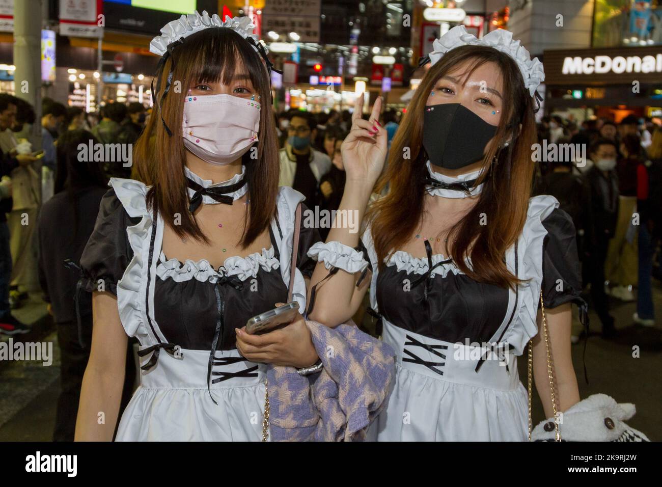 Tokyo, Japon. 29th octobre 2022. Deux femmes japonaises portant des costumes de femme de ménage pendant que les gens aiment Halloween au Shibuya Centre Gai. Après plusieurs années de coronavirus et de restrictions de comportement anti-social, les célèbres fêtes d'Halloween de Shibuya semblent récupérer une partie de leur énergie, bien qu'une forte présence policière et de sécurité et l'interdiction de boire de l'alcool dans la rue soient utilisés pour limiter les excès des événements précédents. (Photo de Damon Coulter/SOPA Images/Sipa USA) crédit: SIPA USA/Alay Live News Banque D'Images