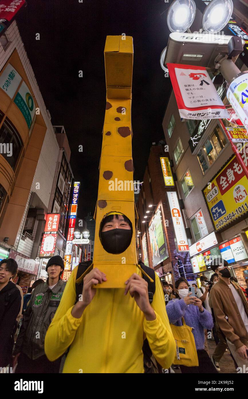 Tokyo, Japon. 29th octobre 2022. Un homme porte un costume de girafe pendant que les gens aiment Halloween au Shibuya Centre Gai. Après plusieurs années de coronavirus et de restrictions de comportement anti-social, les célèbres fêtes d'Halloween de Shibuya semblent récupérer une partie de leur énergie, bien qu'une forte présence policière et de sécurité et l'interdiction de boire de l'alcool dans la rue soient utilisés pour limiter les excès des événements précédents. (Photo de Damon Coulter/SOPA Images/Sipa USA) crédit: SIPA USA/Alay Live News Banque D'Images