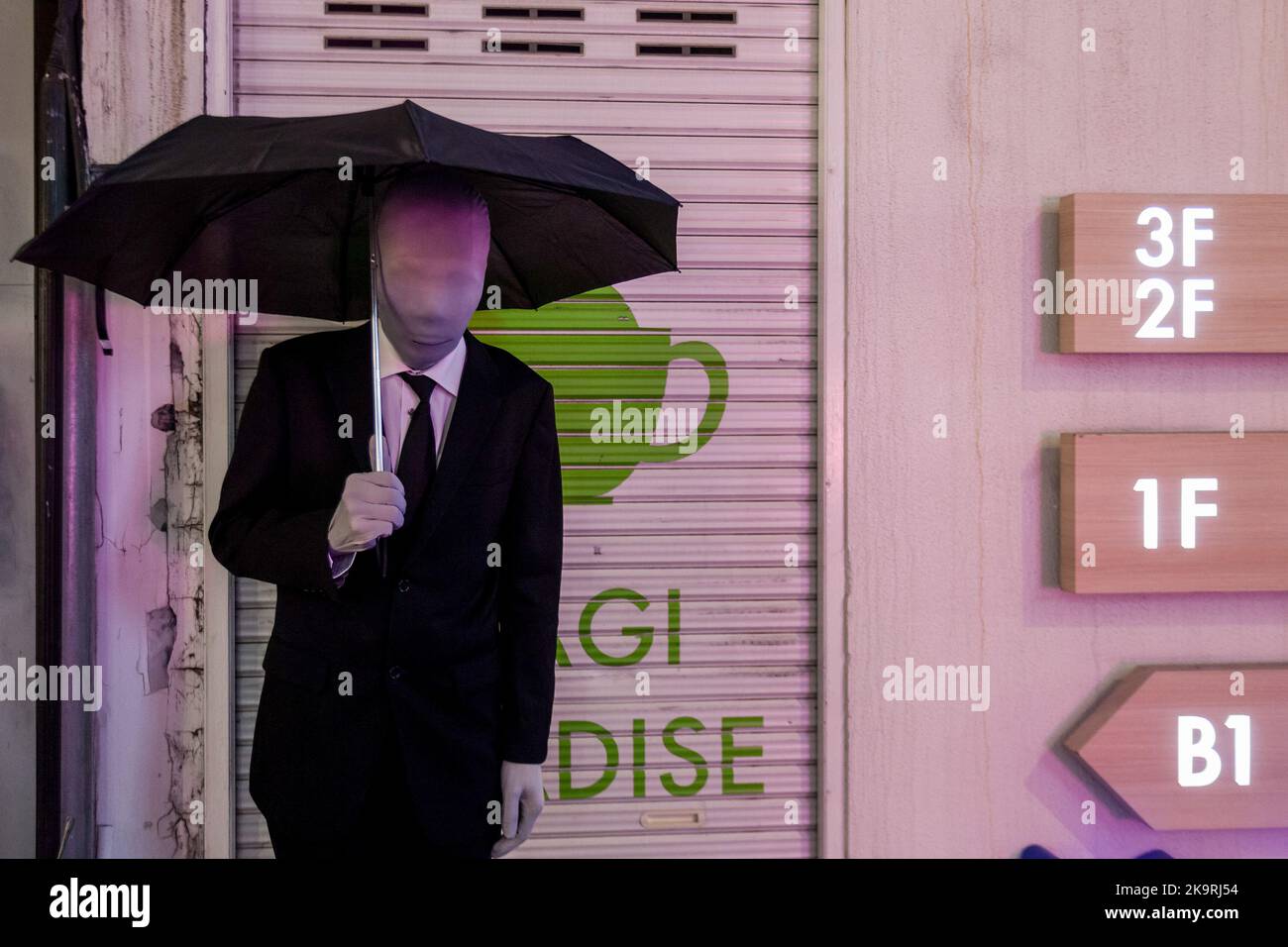 Tokyo, Japon. 29th octobre 2022. Un homme pose dans un costume de salaryman effrayant alors que les gens aiment Halloween au Shibuya Centre Gai. Après plusieurs années de coronavirus et de restrictions de comportement anti-social, les célèbres fêtes d'Halloween de Shibuya semblent récupérer une partie de leur énergie, bien qu'une forte présence policière et de sécurité et l'interdiction de boire de l'alcool dans la rue soient utilisés pour limiter les excès des événements précédents. (Photo de Damon Coulter/SOPA Images/Sipa USA) crédit: SIPA USA/Alay Live News Banque D'Images