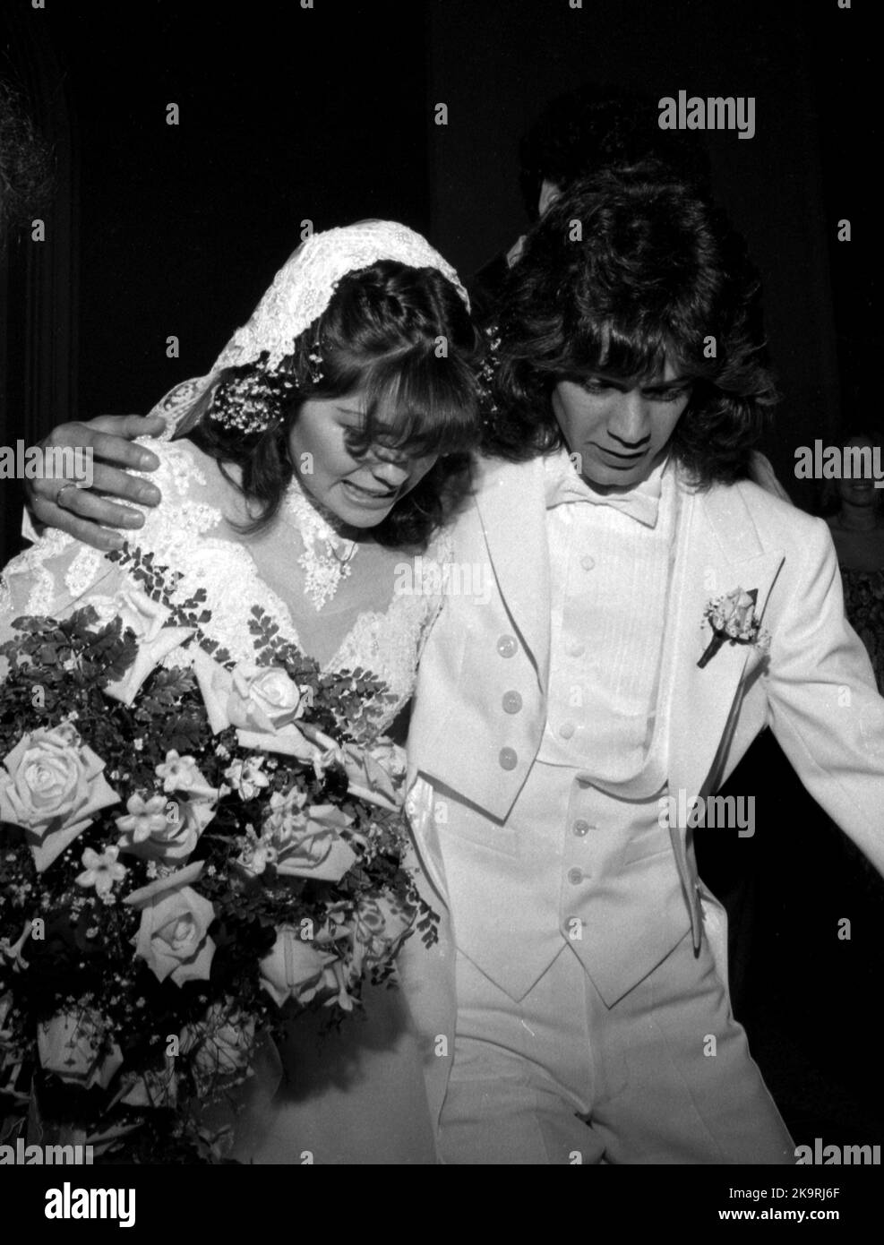 Eddie Van Halen et Valerie Bertinelli lors de leur mariage à l'église catholique Saint-Paul de Westwood, Californie 11 avril 1981 crédit: Ralph Dominguez/MediaPunch Banque D'Images