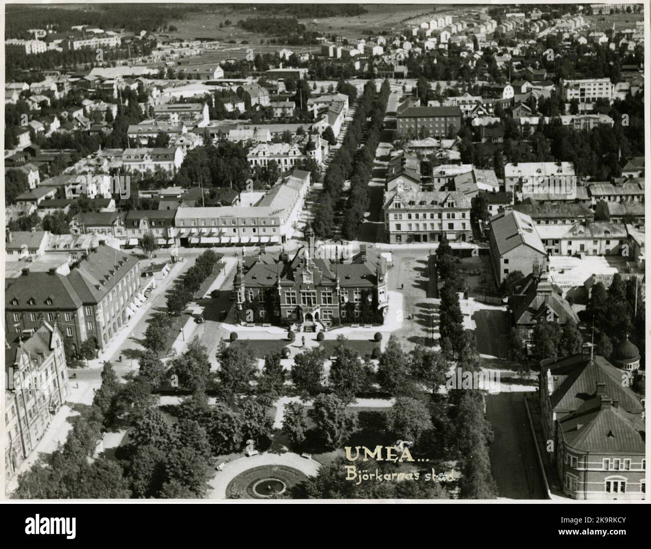 Umeå, la maison de la gare au sommet de l'image au bout de l'avenue. Banque D'Images