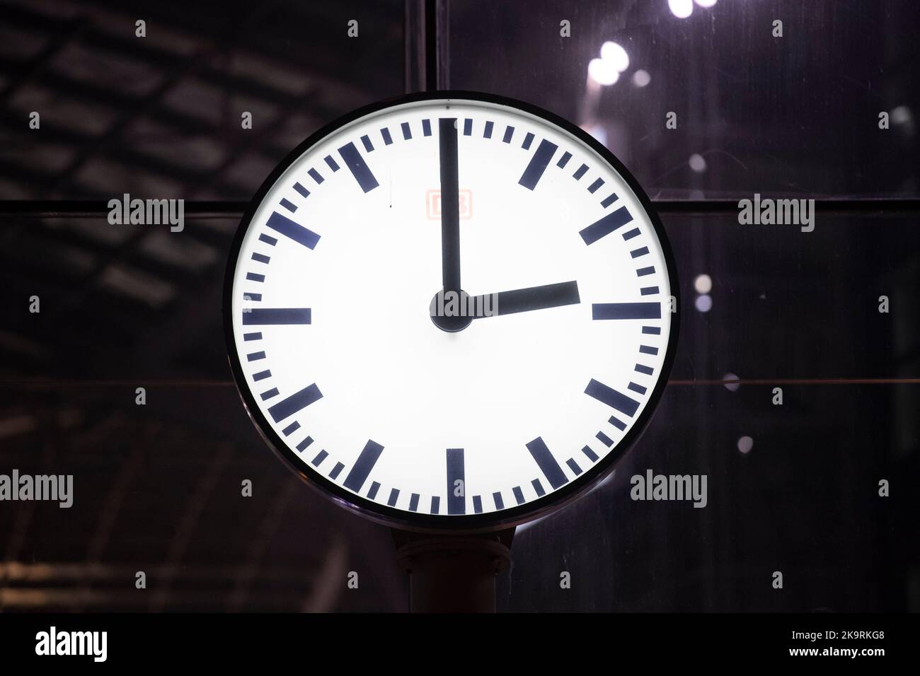 Berlin, Allemagne. 30th octobre 2022. L'horloge sur une piste de la gare principale de Berlin montre 3 heures pour marquer la fin de l'heure d'été en Allemagne, les horloges ont été réglées de 3 heures à 2 heures le samedi soir. Credit: Paul Zinken/dpa/Alay Live News Banque D'Images