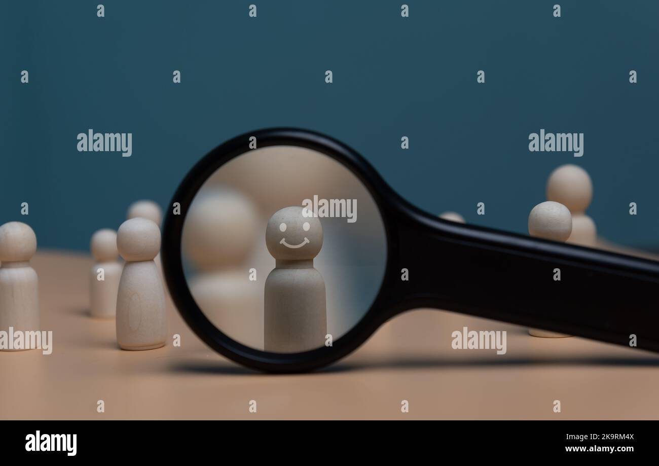 HRM ou gestion des ressources humaines, la loupe met l'accent sur l'icône du gestionnaire, qui fait partie des icônes du personnel pour le leadership de recrutement de développement humain et cu Banque D'Images