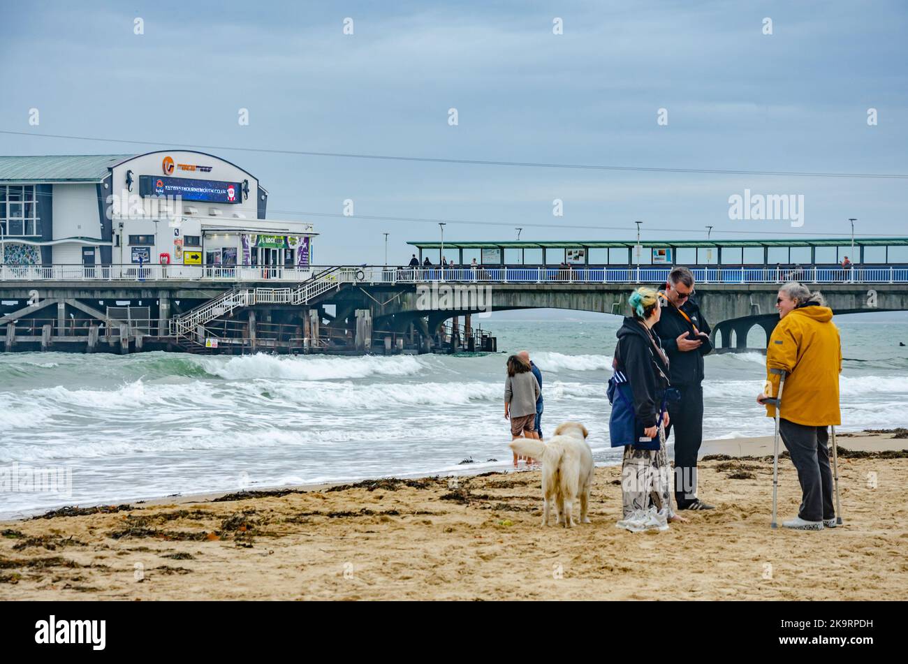Vue sur la plage de Bournemouth à Dorset, Royaume-Uni, vers la jetée de Bournemouth le jour de l'automne. Banque D'Images