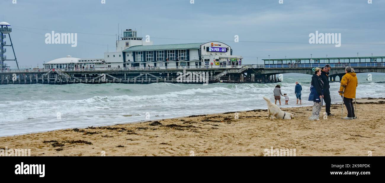 Vue sur la plage de Bournemouth à Dorset, Royaume-Uni, vers la jetée de Bournemouth le jour de l'automne. Banque D'Images