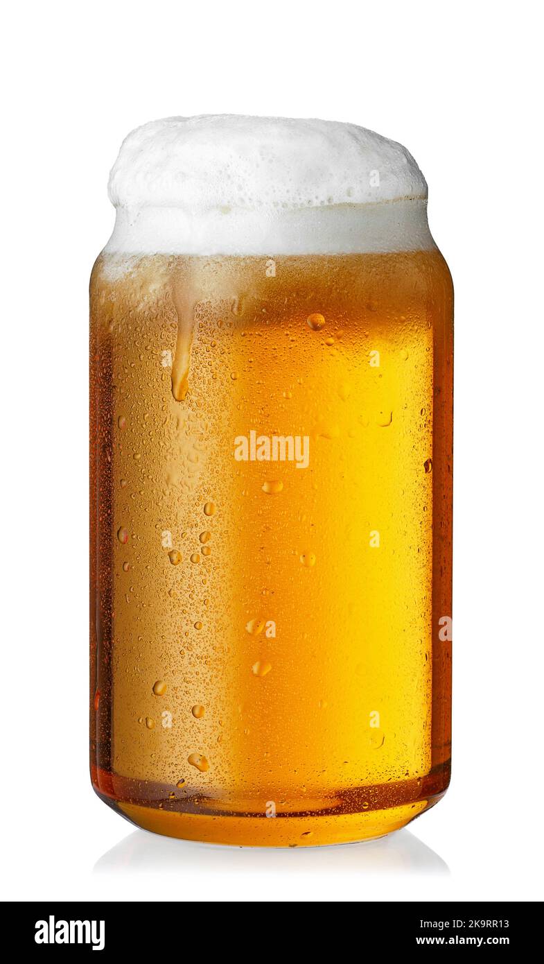 verre froid de bière légère avec mousse isolée sur blanc Banque D'Images