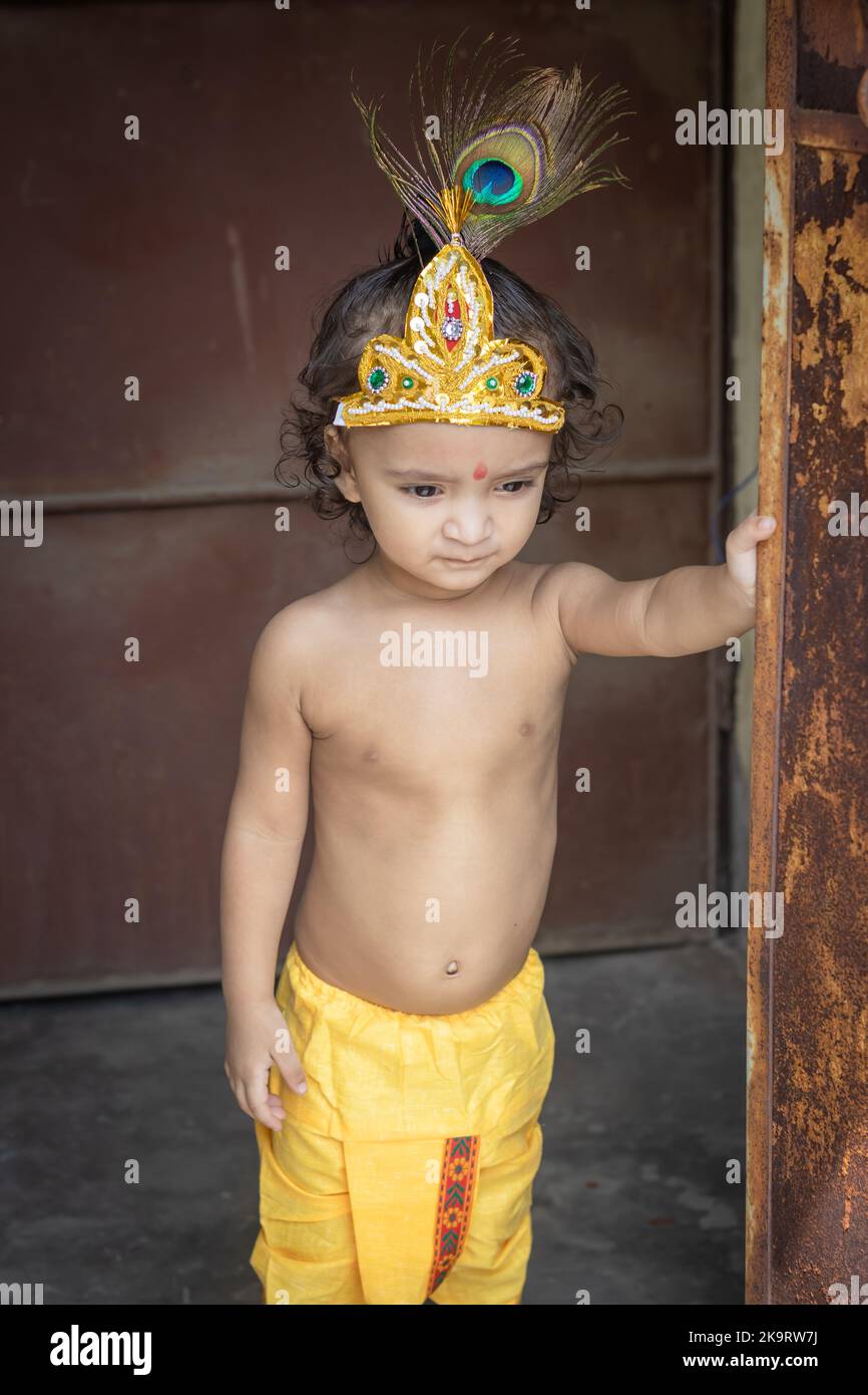 bébé garçon mignon expression faciale dans krishna habillé de perspective unique Banque D'Images