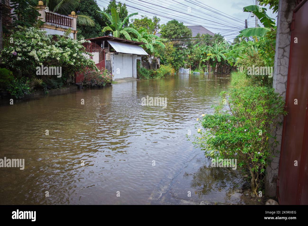 La tempête tropicale grave Paeng ou Nalgae a apporté des inondations et des pluies torrentielles au pays. Vue sur une rue inondée. Banque D'Images