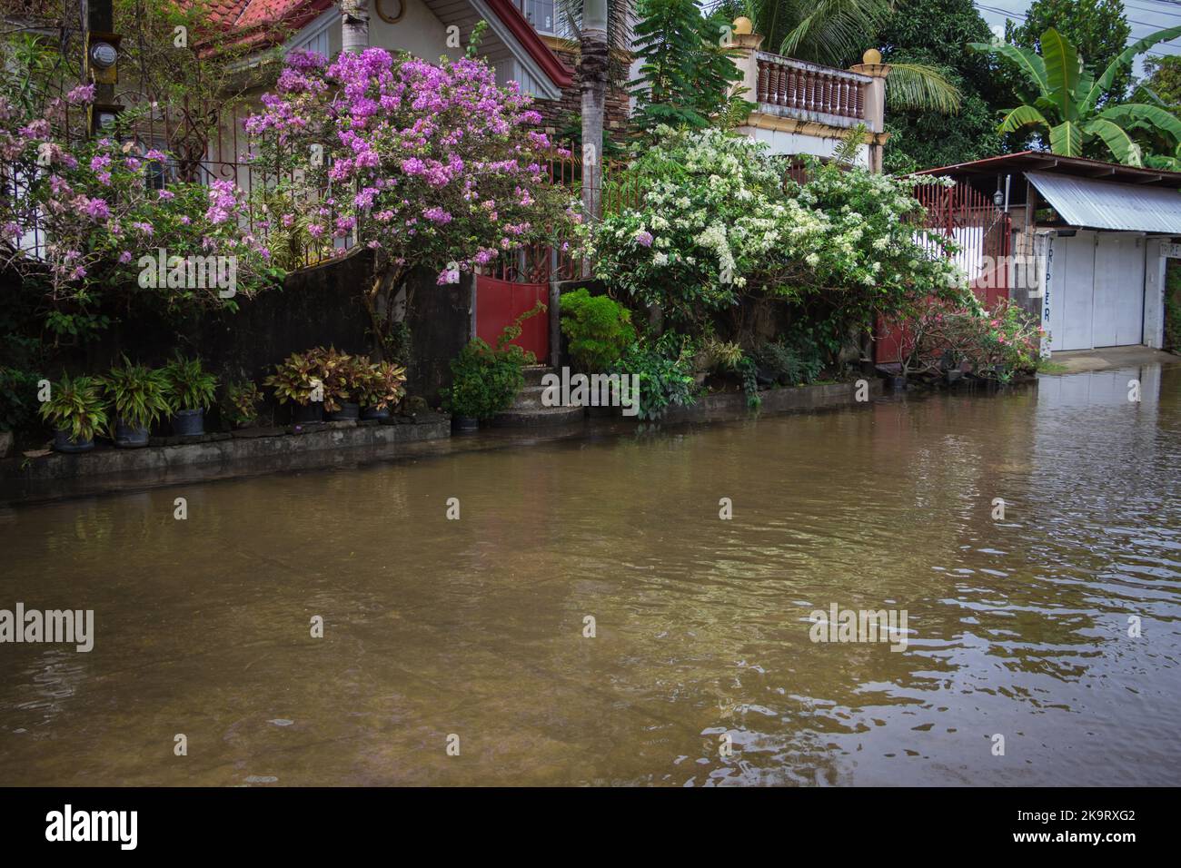 La tempête tropicale grave Paeng ou Nalgae a apporté des inondations et des pluies torrentielles au pays. Vue sur une rue inondée. Banque D'Images