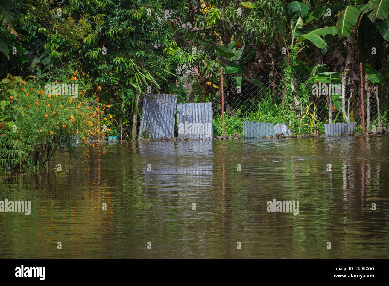 La tempête tropicale grave Paeng ou Nalgae a apporté des inondations et des pluies torrentielles au pays. Vue sur une rue inondée. Banque D'Images