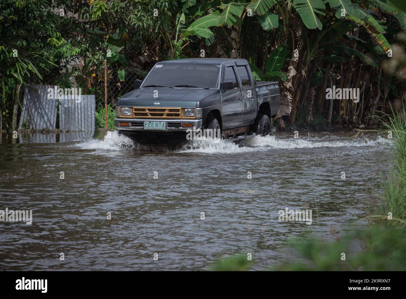La tempête tropicale grave Paeng ou Nalgae a apporté des inondations et des pluies torrentielles au pays. Camionnette sur route inondée. Banque D'Images