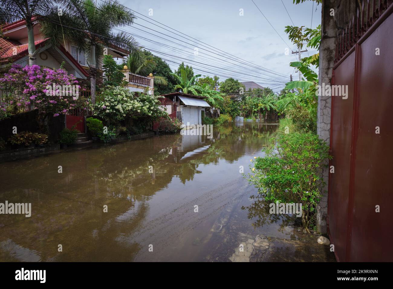 La tempête tropicale grave Paeng ou Nalgae a apporté des inondations et des pluies torrentielles au pays. Vue sur une rue inondée. Banque D'Images