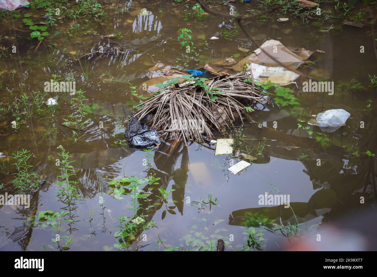 La tempête tropicale grave Paeng ou Nalgae a apporté des inondations et des pluies torrentielles au pays. Vue sur la propriété inondée. Banque D'Images