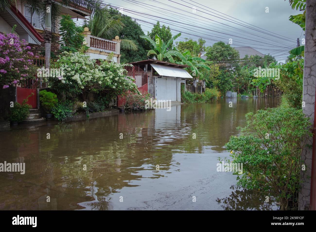 La tempête tropicale grave Paeng ou Nalgae a apporté des inondations et des pluies torrentielles au pays. Vue sur une rue inondée. Banque D'Images