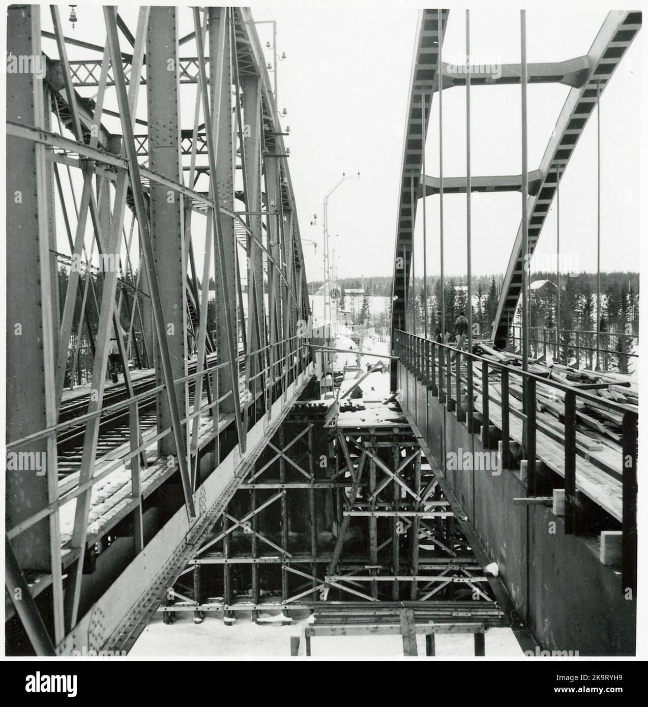 Un nouveau pont est en cours de construction sur la rivière Skellefte, sur la ligne entre Karsbäcken et Kusfors, le long du nord du Stammbanan. Banque D'Images