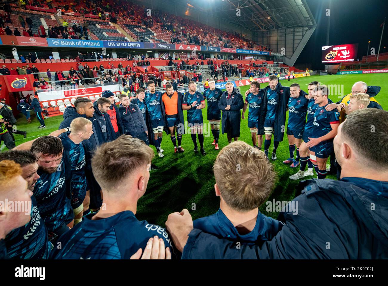 Joueurs d'Ulster dans un caucus lors du match de rugby de championnat Uni de 7 entre Munster Rugby et Ulster Rugby au parc Thomond de Limerick, Irlande sur 29 octobre 2022 (photo par Andrew SURMA/ SIPA USA). Crédit : SIPA US/Alay Live News Banque D'Images