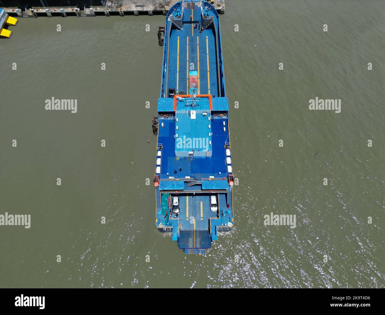 Le ferry Roro (roll-on roll-off) s'amarrer à la jetée en attendant que des voitures s'embarquent Banque D'Images