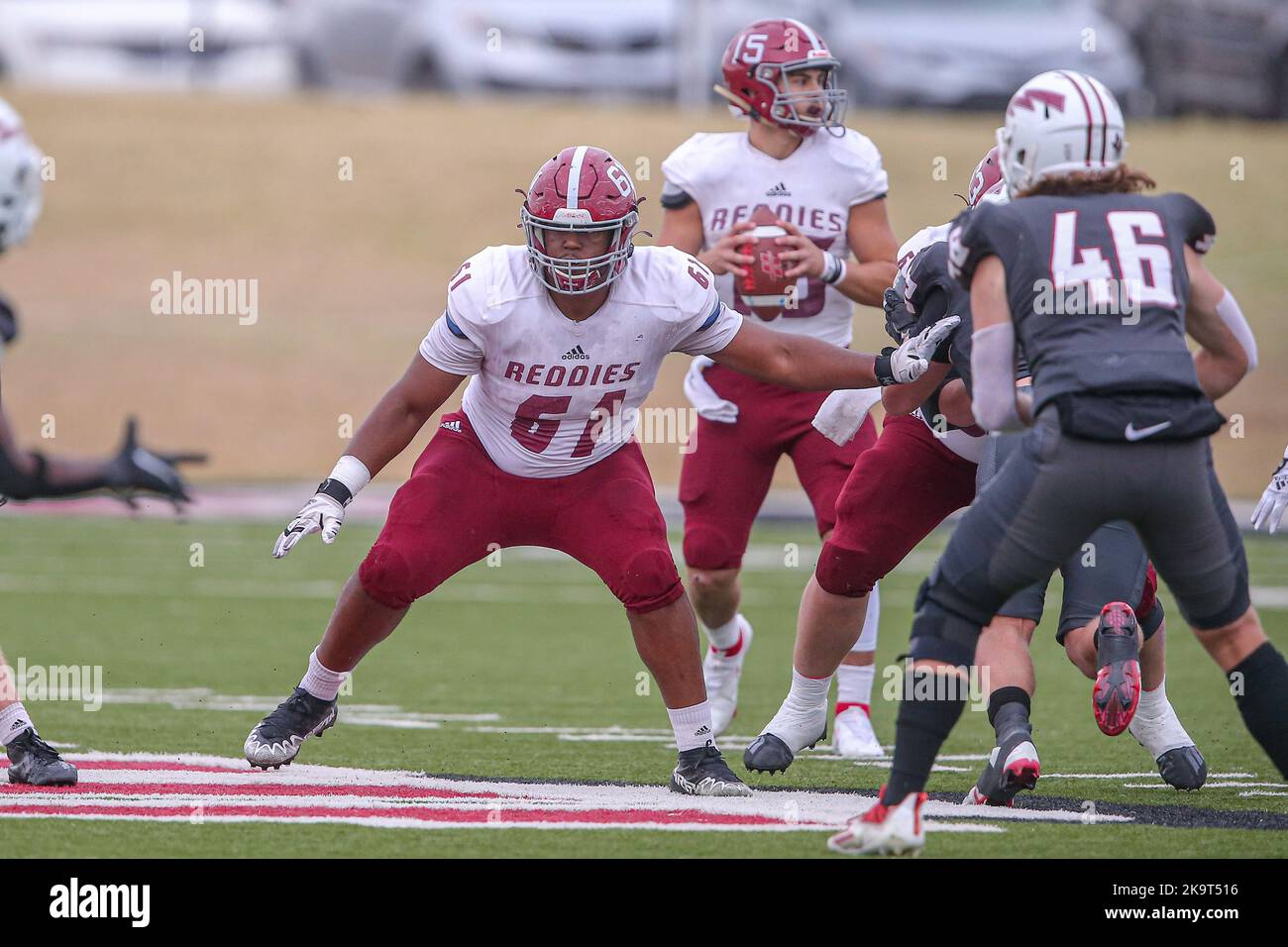 Bethany, OK, États-Unis. 29th octobre 2022. Henderson State University Reddies ligne offensive Robert Dunham (61} pass protège pour le quarterback de Henderson State University Reddies Andrew Edwards (15} pendant le match de football NCAA entre les Henderson State University Reddies et la tempête cramoisi de l'université de Nazaréen du Sud au stade Crimson Storm à Bethany, OK. Ron Lane/CSM/Alamy Live News Banque D'Images