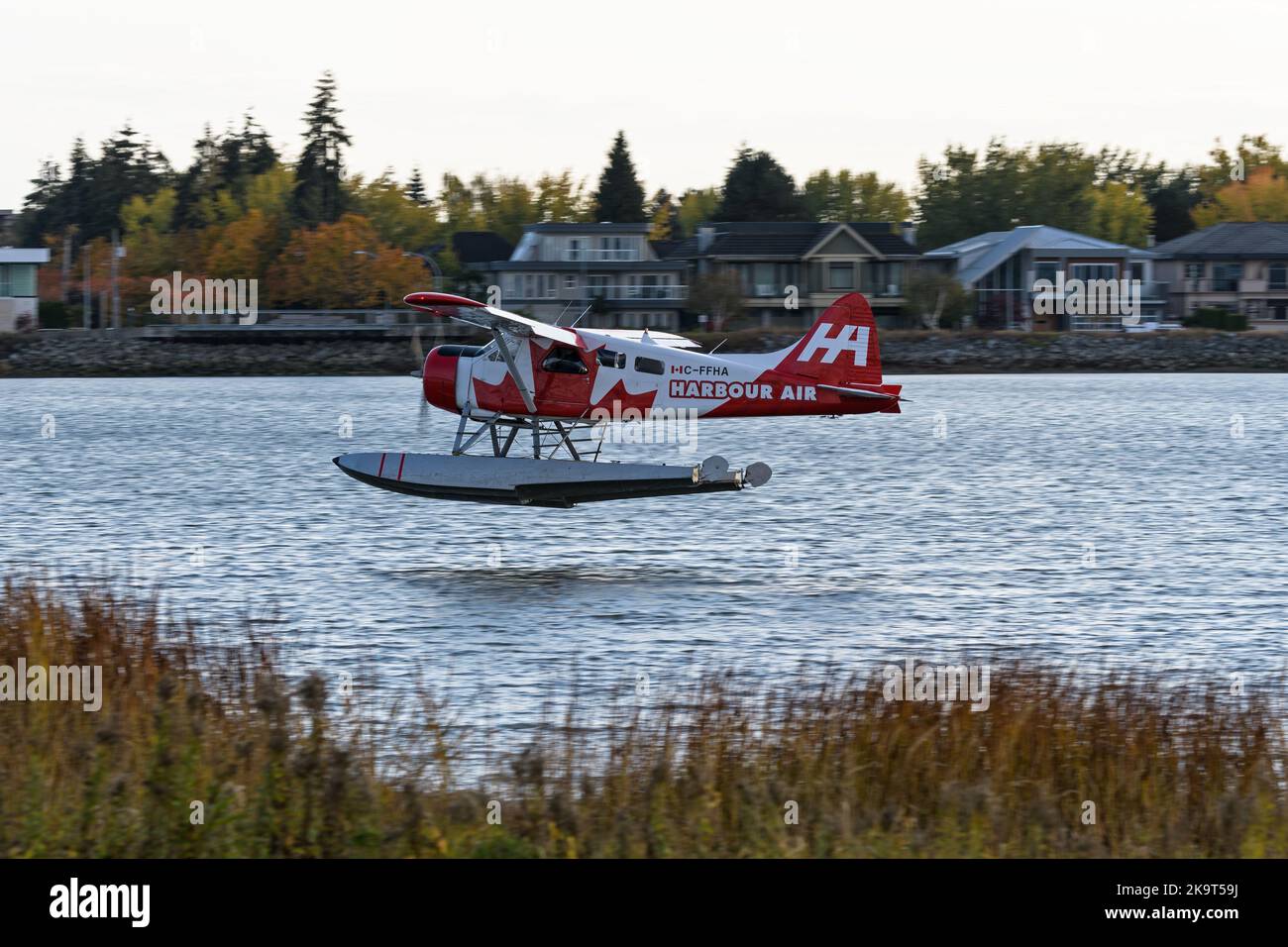 Richmond, Colombie-Britannique, Canada. 28th octobre 2022. A Harbour Air de Havilland Canada hydravion Beaver (DHC-2 Mk. I), peint dans la décoration spéciale « Canada 150 », débarque à l'aéroport international de Vancouver, situé sur le fleuve Fraser, à côté du terminal sud de l'aéroport international de Vancouver. (Image de crédit : © Bayne Stanley/ZUMA Press Wire) Banque D'Images