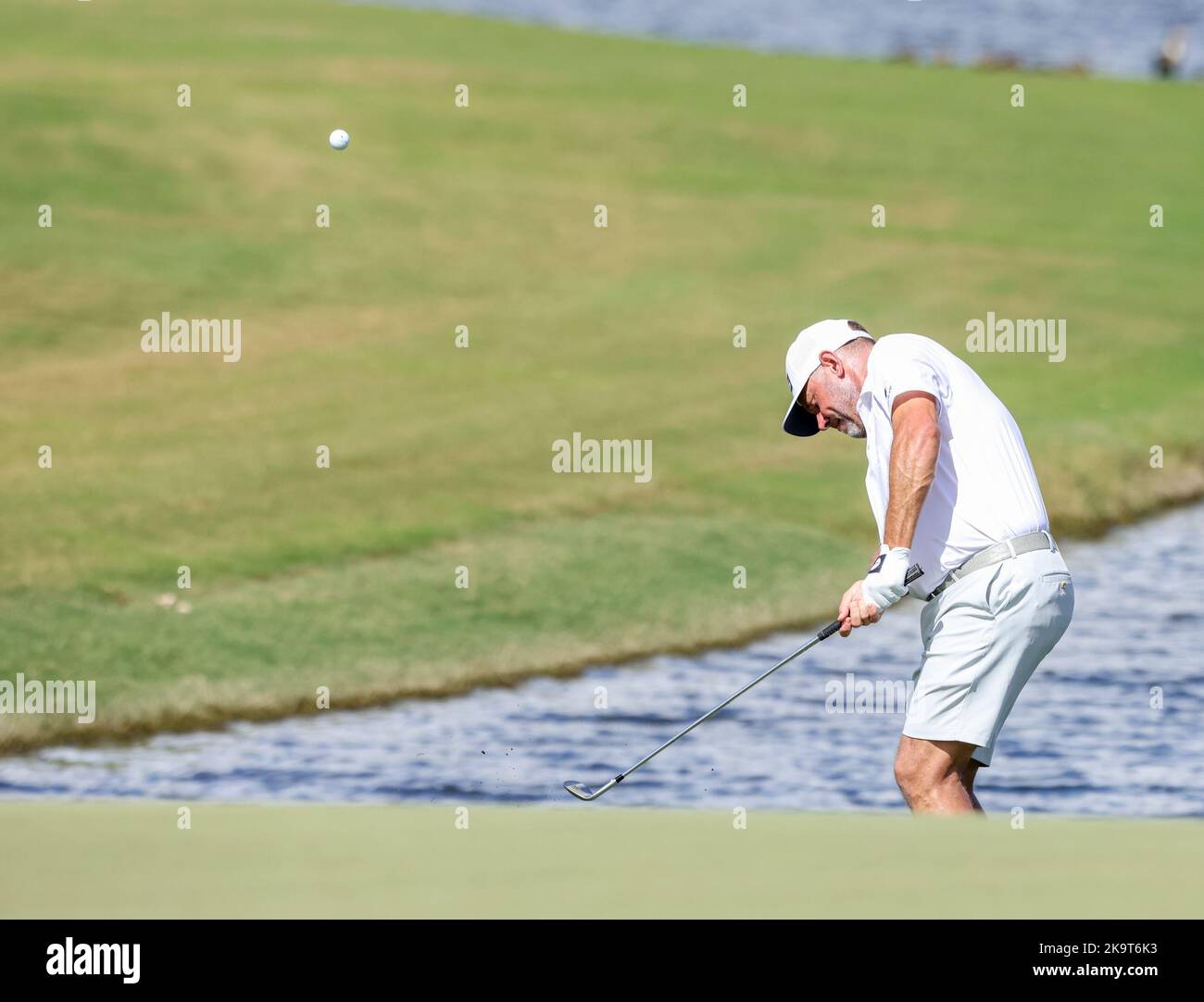 Miami, États-Unis d'Amérique. 29th octobre 2022. DORAL, FL - OCTOBRE 29 : Lee Westwood de Majesticks GC se rend au vert sur le trou 16 pendant les demi-finales de la LIV Invitational Miami à Trump National Doral Miami sur 29 octobre 2022 à Doral, Floride. (Photo par Alberto E. Tamargo/Sipa USA) crédit: SIPA USA/Alay Live News Banque D'Images