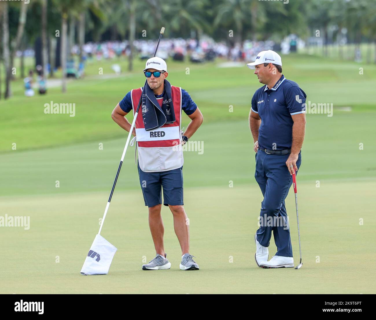 Miami, États-Unis d'Amérique. 29th octobre 2022. DORAL, FL - 29 OCTOBRE : Patrick Reed d'Aces parle à son caddy au trou 2, pendant les demi-finales du Miami Invitational du LIV à la Doral nationale de Trump à Miami sur 29 octobre 2022 à Doral, Floride. (Photo par Alberto E. Tamargo/Sipa USA) crédit: SIPA USA/Alay Live News Banque D'Images