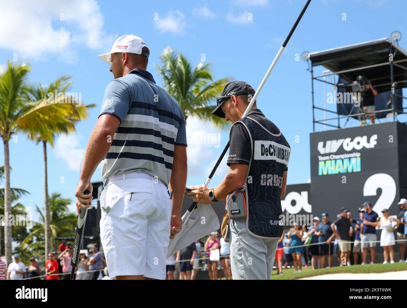 Miami, États-Unis d'Amérique. 29th octobre 2022. DORAL, FL - OCTOBRE 29: Bryson DeChambeau des concasseurs GC et Caddy regarde le trou 2 pendant les demi-finales de la LIV Invitational Miami à Trump National Doral Miami sur 29 octobre 2022 à Doral, Floride. (Photo par Alberto E. Tamargo/Sipa USA) crédit: SIPA USA/Alay Live News Banque D'Images