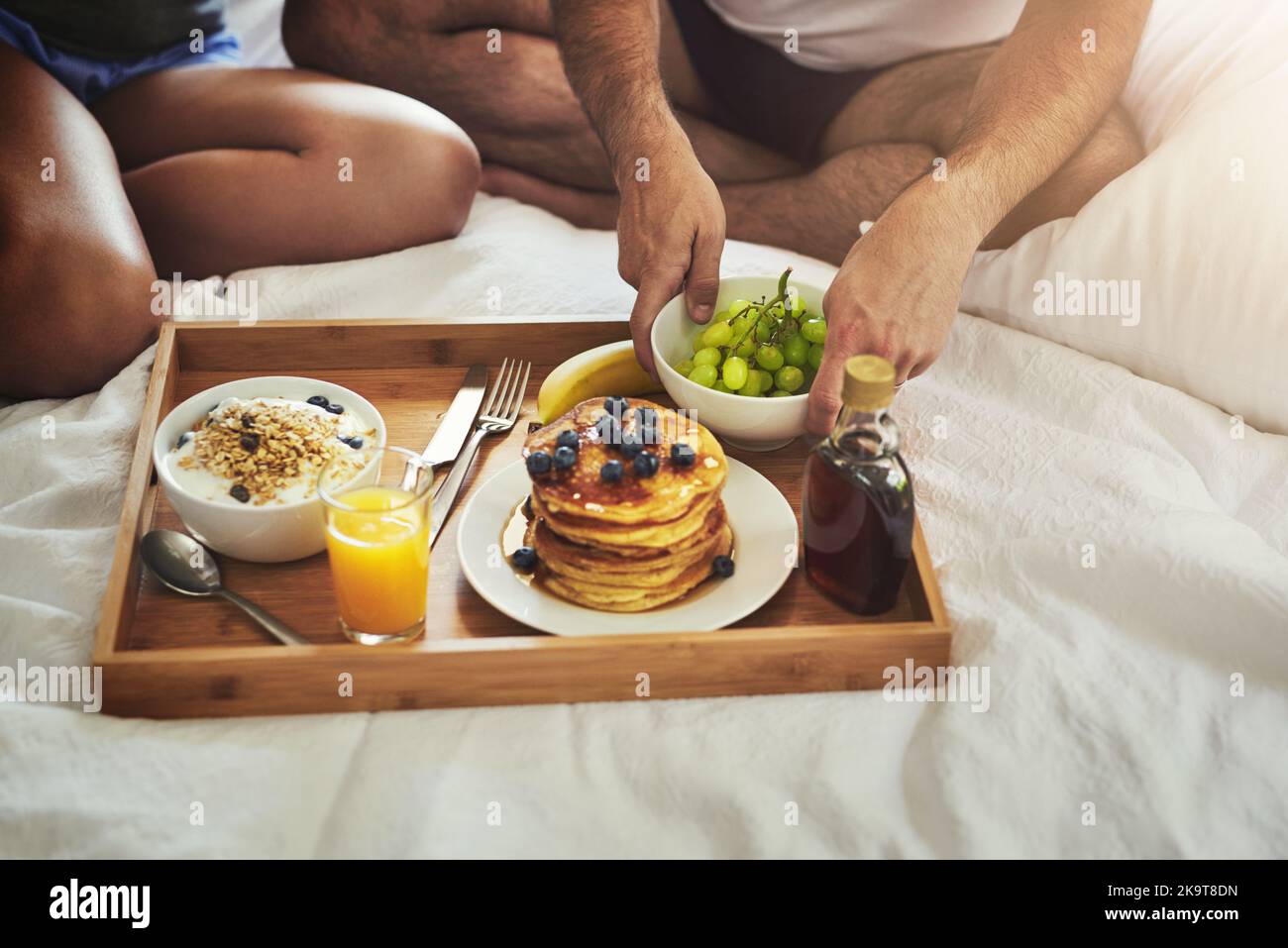 Le petit déjeuner au lit est toujours une excellente idée. Photo en grand angle d'un couple méconnaissable prenant le petit déjeuner au lit ensemble à la maison. Banque D'Images