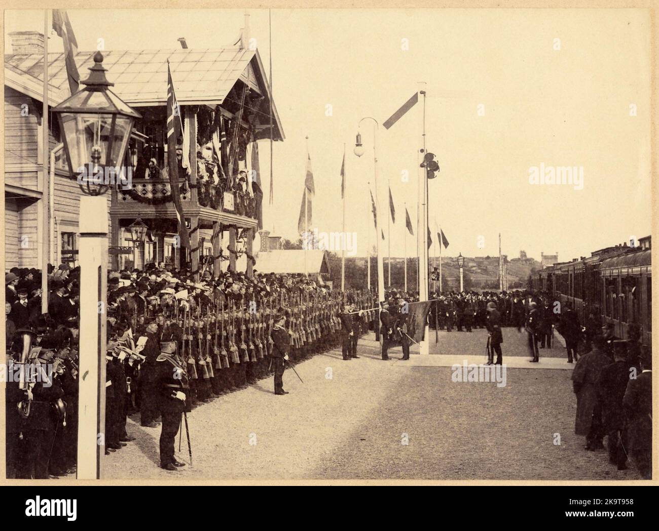 Mora gare 14/9 1892 à l'inauguration Mora-Vänern chemin de fer. Royal Wagons le wagon le plus éloigné est non 1861. Le wagon le plus proche est probablement le chariot de salon AO Banque D'Images